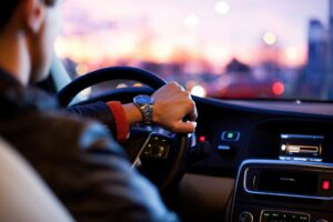 Voiture prête pour un départ en vacances